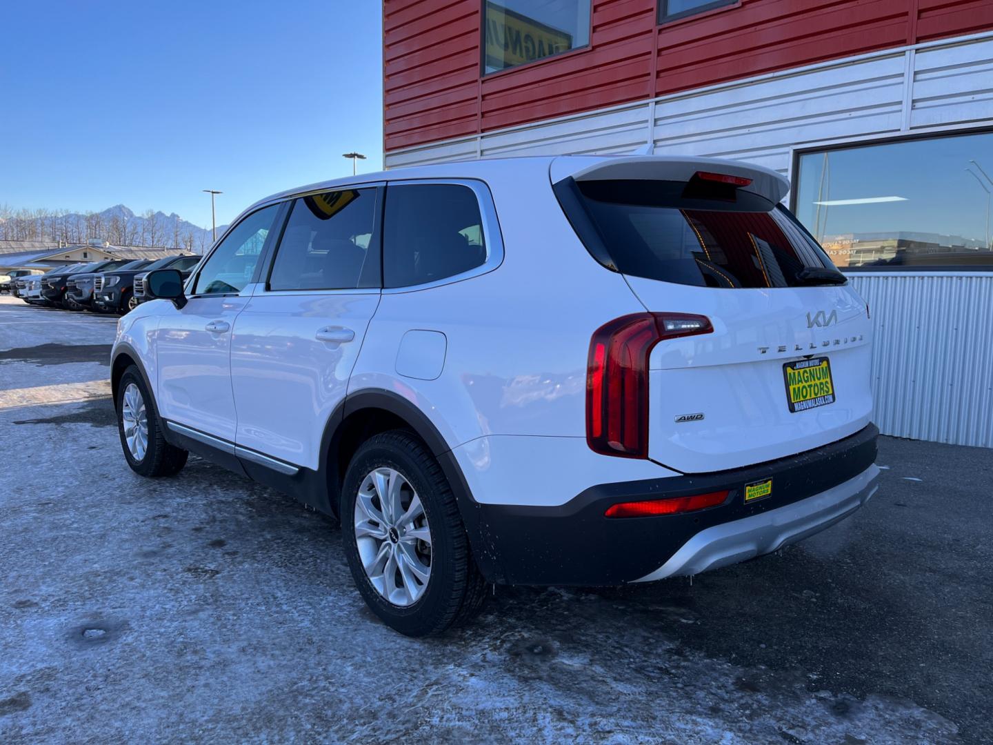 2022 White /black leather Kia Telluride LX AWD (5XYP2DHC7NG) with an 3.8L V6 DOHC 24V engine, 8A transmission, located at 1960 Industrial Drive, Wasilla, 99654, (907) 274-2277, 61.573475, -149.400146 - Photo#3